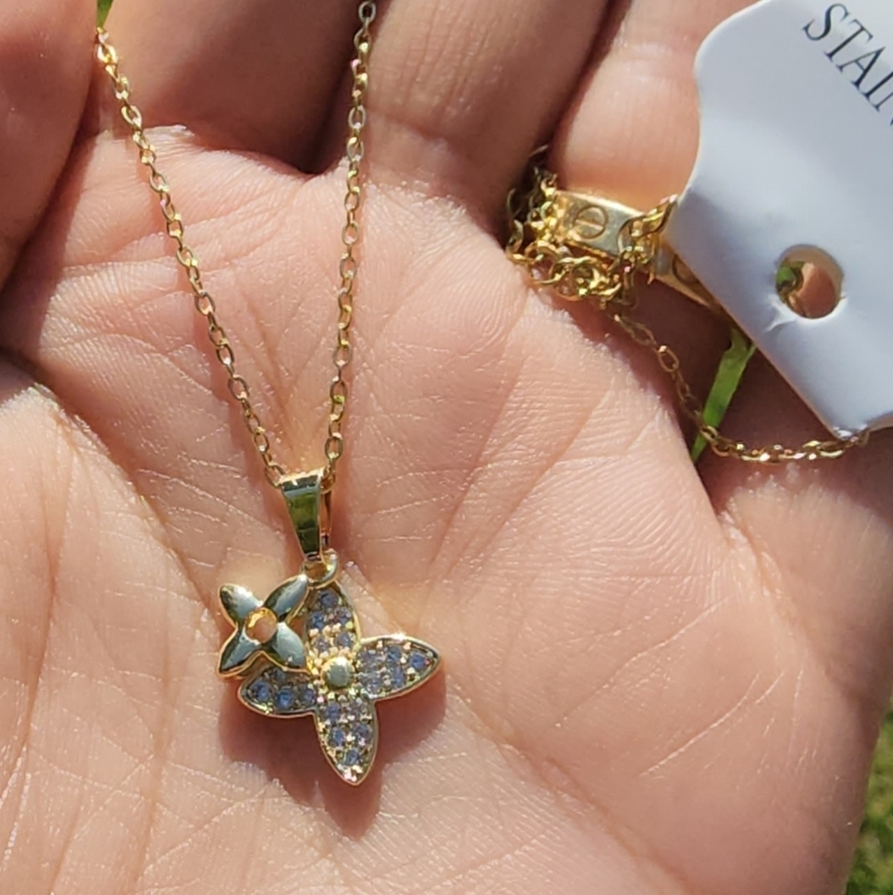 Stainless Steel Sparkly Gold Flower Pendant Necklace - Picture 12 of 12